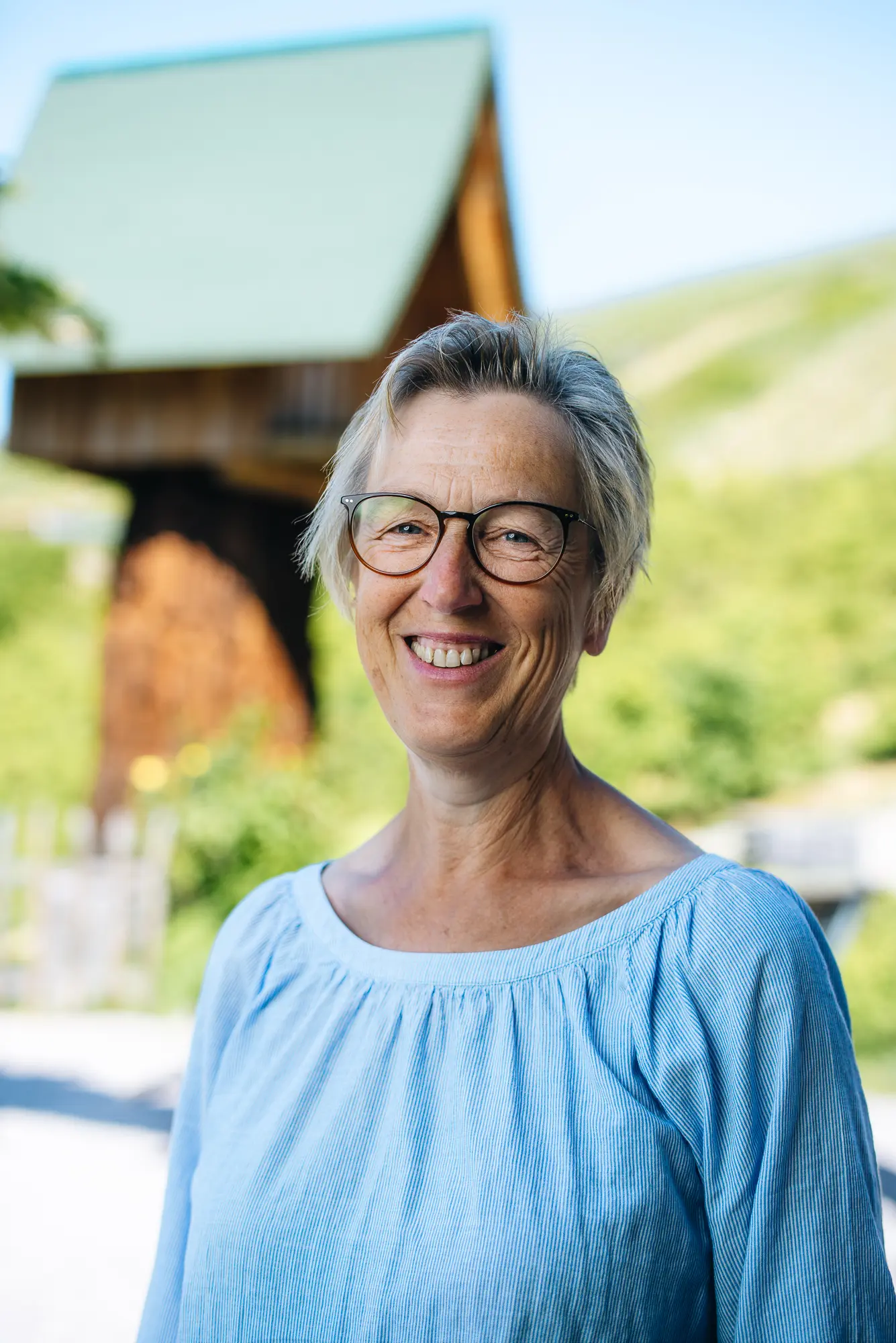 Doris Baßler vor ihrem Wein- und Obstbauhof in Kappelrodeck