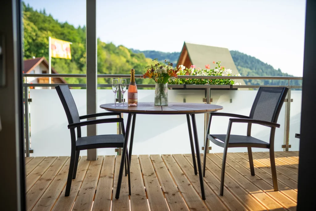 ferienwohnung-bassler_kappelrodeck-2000px-11 Großer Balkon der Ferienwohnung Weinberg in Kappelrodeck mit Sitzgruppe, Liegestühlen und Blick ins Grüne