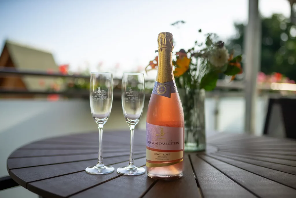 ferienwohnung-bassler_kappelrodeck-2000px-12 Großer Balkon der Ferienwohnung Weinberg in Kappelrodeck mit Sitzgruppe, Liegestühlen und Blick ins Grüne