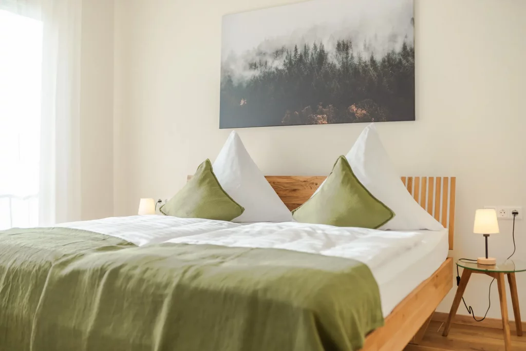 Schlafzimmer der Ferienwohnung Weinberg mit Doppelbett und Blick auf den Balkon