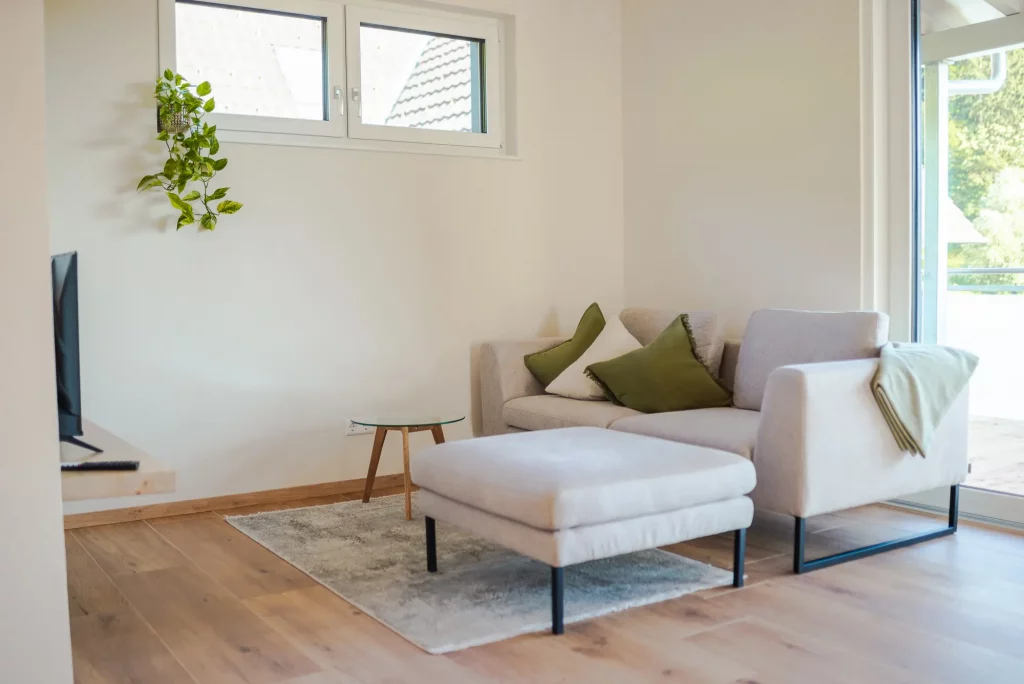 ferienwohnung-bassler_kappelrodeck-2000px-26 Heller Wohnbereich der Ferienwohnung Weinberg in Kappelrodeck mit gemütlichem Sofa, Couchtisch und Zugang zum Balkon