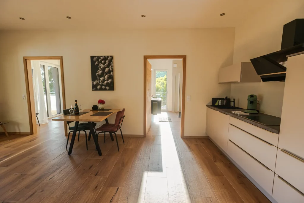 ferienwohnung-bassler_kappelrodeck-2000px-31 Moderne Ferienwohnung Weinberg in Kappelrodeck – offener Wohn- und Essbereich mit Küche und Esstisch