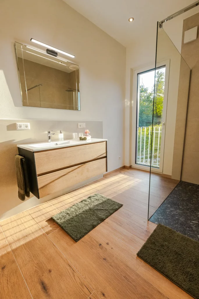 ferienwohnung-bassler_kappelrodeck-2000px-37 Badezimmer der Ferienwohnung Weinberg in Kappelrodeck mit moderner, ebenerdiger Dusche und Blick ins Grüne