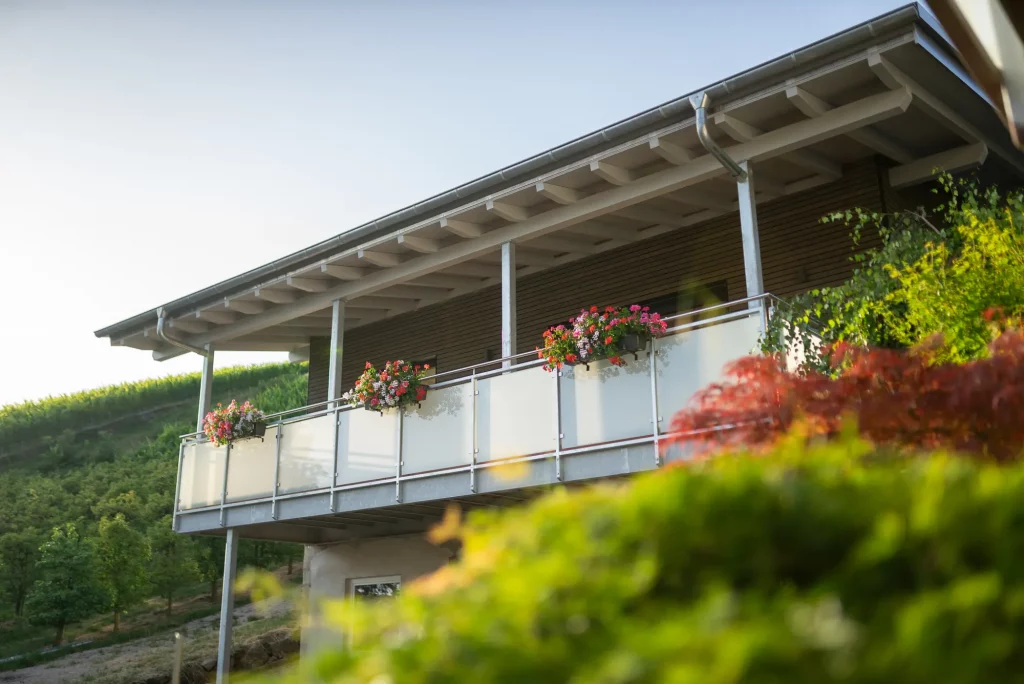 ferienwohnung-bassler_kappelrodeck-2000px-40 Ferienwohnung Weinberg in Kappelrodeck – Außenansicht mit blumengeschmücktem Balkon und Blick in die Weinberge