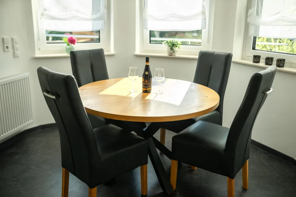 ferienwohnung-kappelrodeck-bassler-2000px-57 Gemütliches Wohnzimmer der Ferienwohnung Schlossblick in Kappelrodeck mit Sofa, Couchtisch und Sekt zur Begrüßung