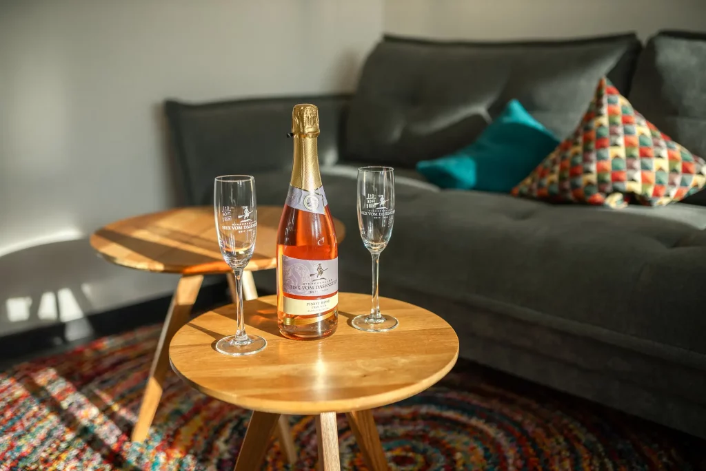 ferienwohnung-kappelrodeck-bassler-2000px-60 Gemütliches Wohnzimmer der Ferienwohnung Schlossblick in Kappelrodeck mit Sofa, Couchtisch und Sekt zur Begrüßung