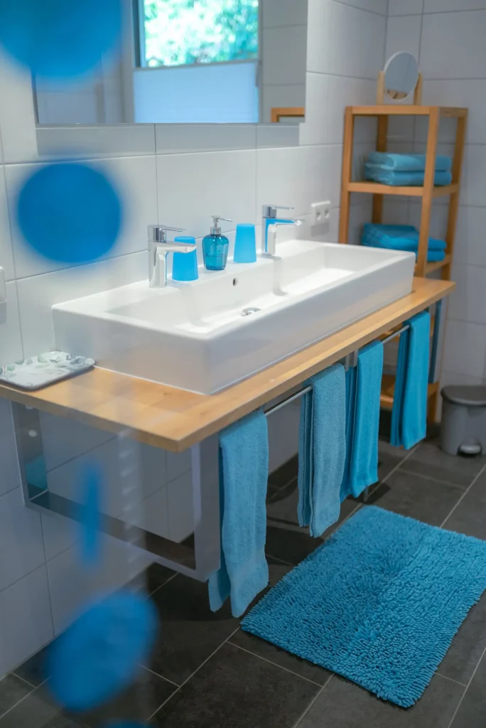 ferienwohnung-kappelrodeck-bassler-2000px-70 Modernes Badezimmer der Ferienwohnung Schlossblick in Kappelrodeck mit begehbarer Dusche und stilvoller Ausstattung