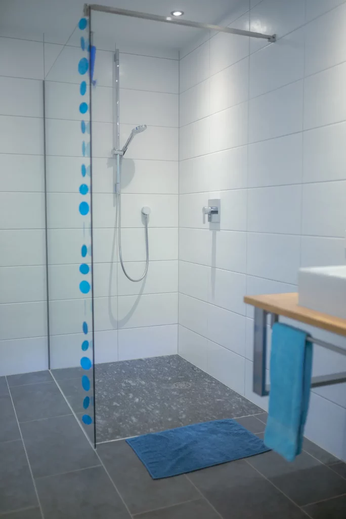 ferienwohnung-kappelrodeck-bassler-2000px-72 Modernes Badezimmer der Ferienwohnung Schlossblick in Kappelrodeck mit begehbarer Dusche und stilvoller Ausstattung