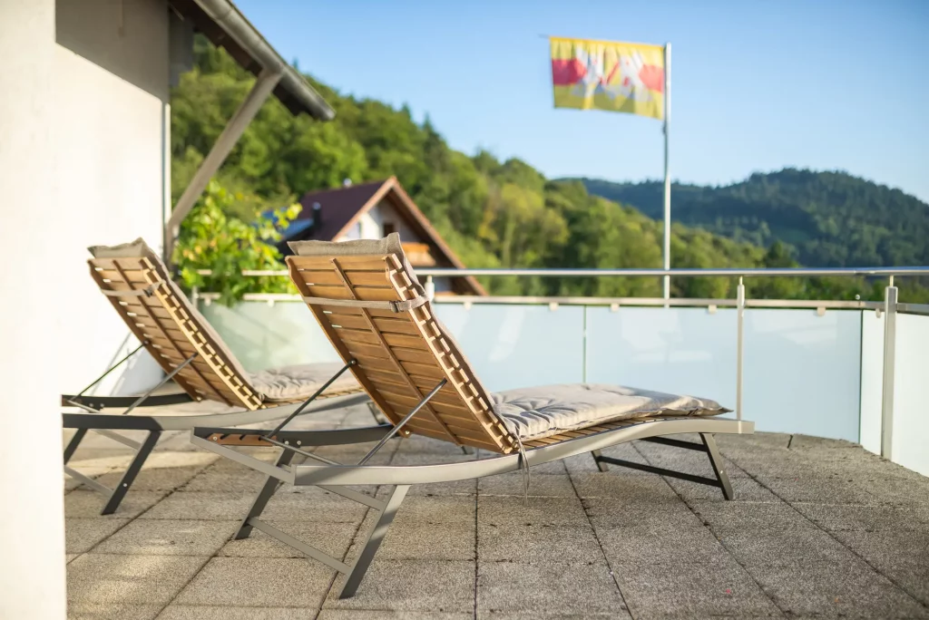 ferienwohnung-kappelrodeck-bassler-2000px-76 Ferienwohnung Weinberg in Kappelrodeck – Balkon mit Liegestühlen und Blick auf den Schwarzwald