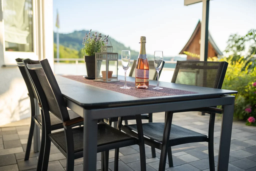 ferienwohnung-kappelrodeck-bassler-2000px-82 Terrasse der Ferienwohnung Schlossblick mit Blick ins Achertal – Ferienwohnung Baßler, Kappelrodeck im Schwarzwald
